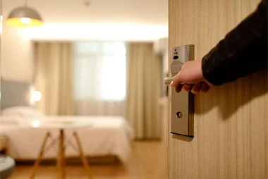 ouverture d'une porte claquée